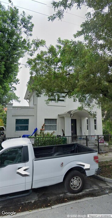 876 SW 2nd St in Miami, FL - Building Photo