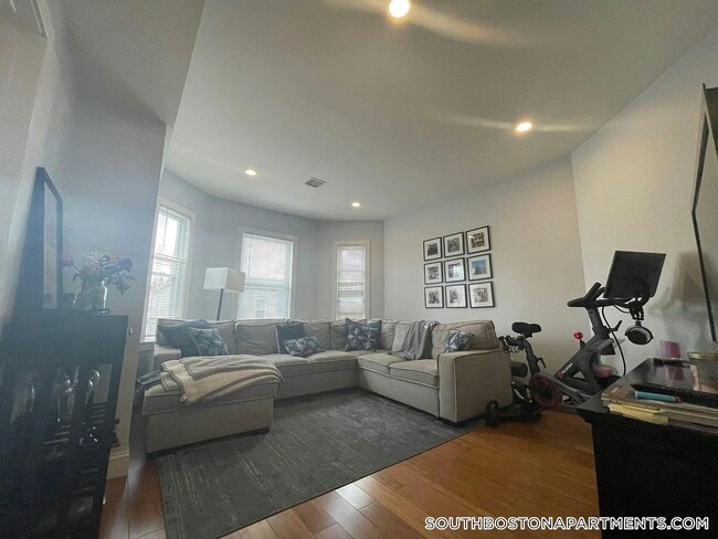 695 E 7th St in Boston, MA - Building Photo - Building Photo
