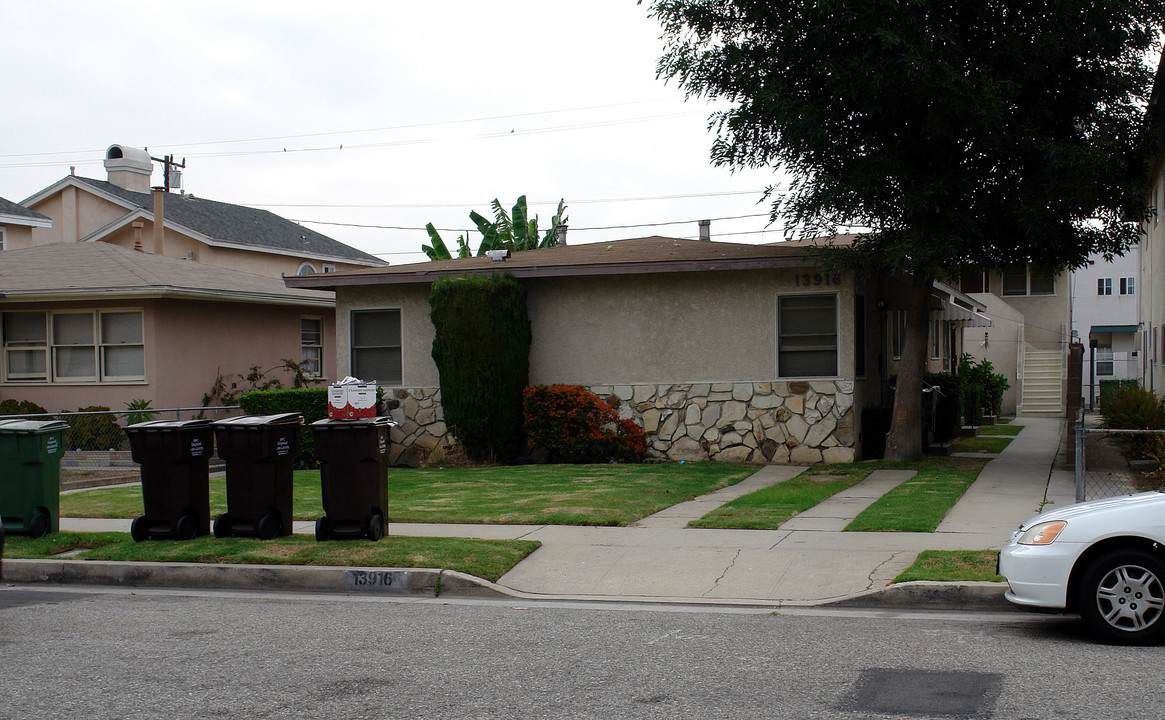 13916 Hawthorne Way in Hawthorne, CA - Building Photo