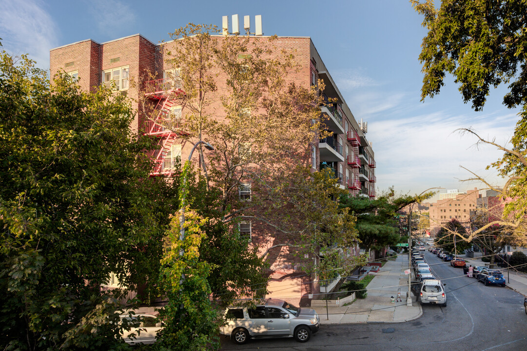 Karen Gardens Apartment in Elmhurst, NY - Building Photo