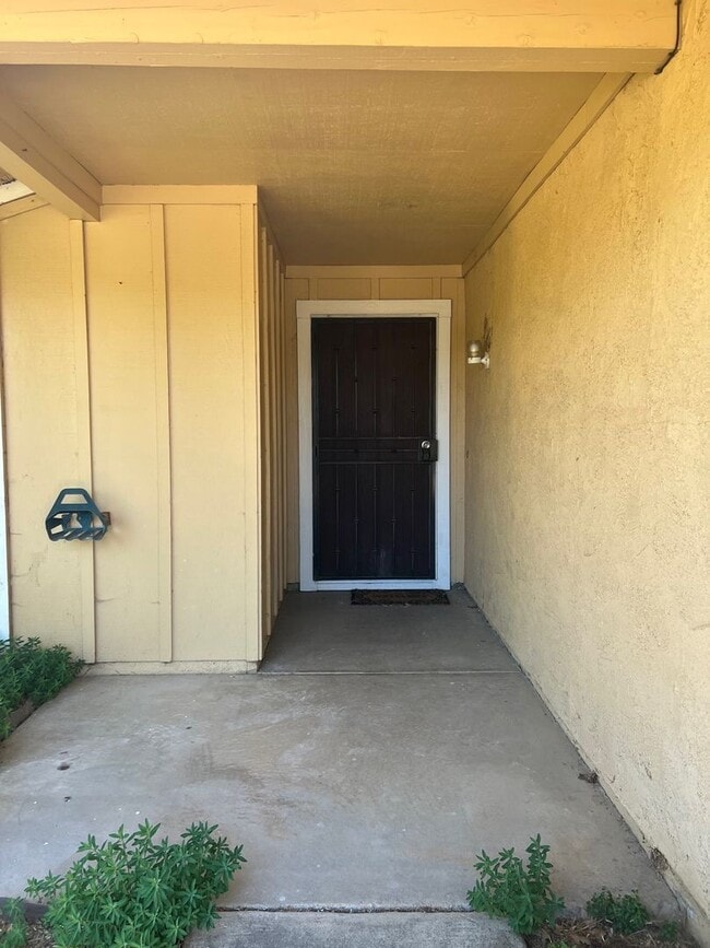 9125 Plumgrove Way in Sacramento, CA - Building Photo - Building Photo