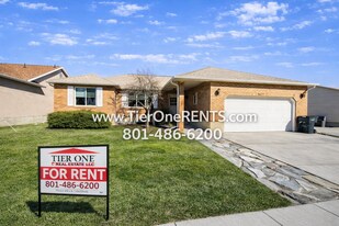 9777 Tayside Dr in South Jordan, UT - Building Photo