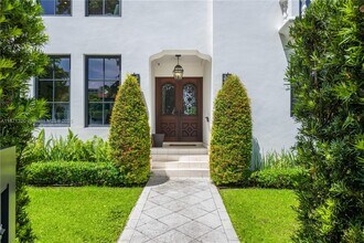 5728 Pine Tree Dr in Miami Beach, FL - Building Photo - Building Photo