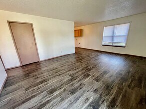 2405-B E Pacific St in Springfield, MO - Building Photo - Building Photo