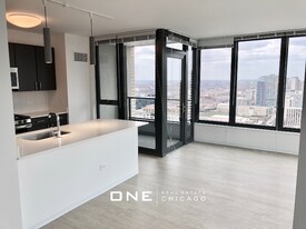 156 W Superior St in Chicago, IL - Building Photo