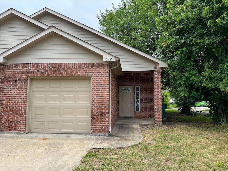 612 S Elm St in Sherman, TX - Building Photo