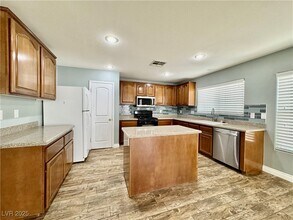 578 Columbia Pike Ave in Las Vegas, NV - Building Photo - Building Photo