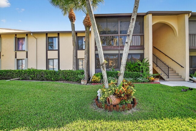 805 Sky Pine Way in Greenacres, FL - Building Photo - Building Photo
