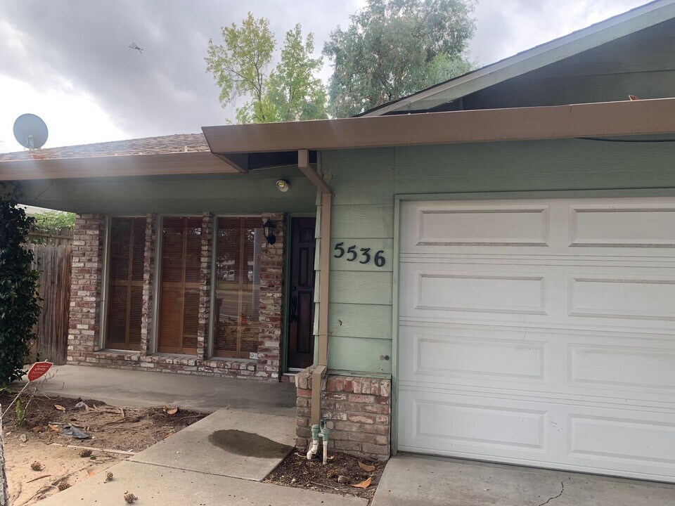 5536 Winding Way in Carmichael, CA - Building Photo