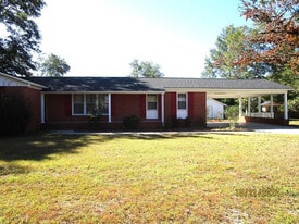 550 Manchester Dr in Manning, SC - Building Photo
