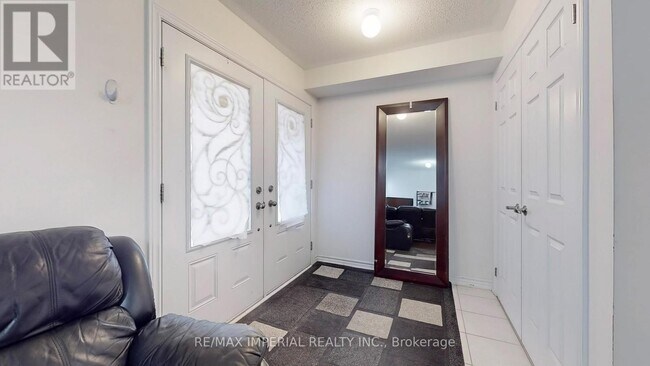 7 Cornerside Way in Whitby, ON - Building Photo - Building Photo