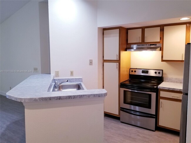 13090 Vista Isles Dr in Sunrise, FL - Building Photo - Building Photo