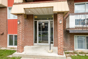 470 Clapin Pl in Laval, QC - Building Photo