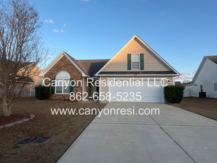 229 Huntington Dr in Raeford, NC - Foto de edificio