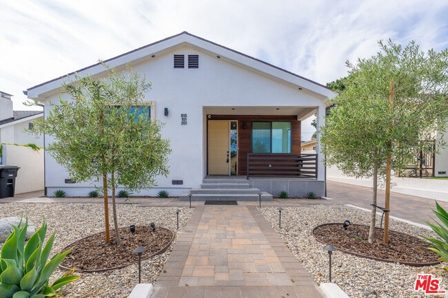 815 E Elmwood Ave in Burbank, CA - Building Photo - Building Photo