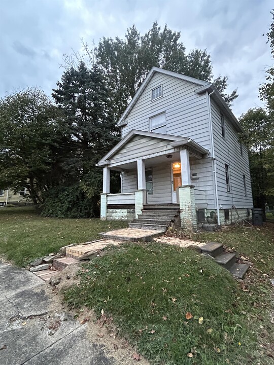 1976 Smithfield St in Youngstown, OH - Building Photo