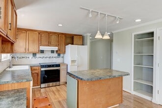 4500 N Larson Dr in Oak Harbor, WA - Foto de edificio - Building Photo