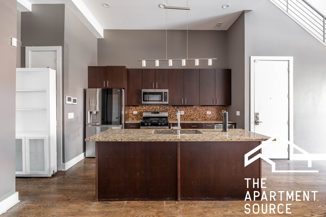 1008 W Lake St, Unit 2 in Chicago, IL - Building Photo