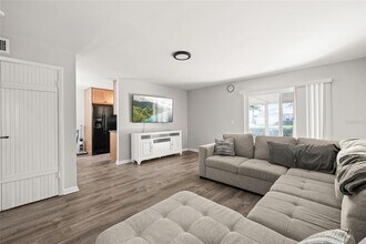 3267 39th St S, Unit B in St. Petersburg, FL - Building Photo - Building Photo