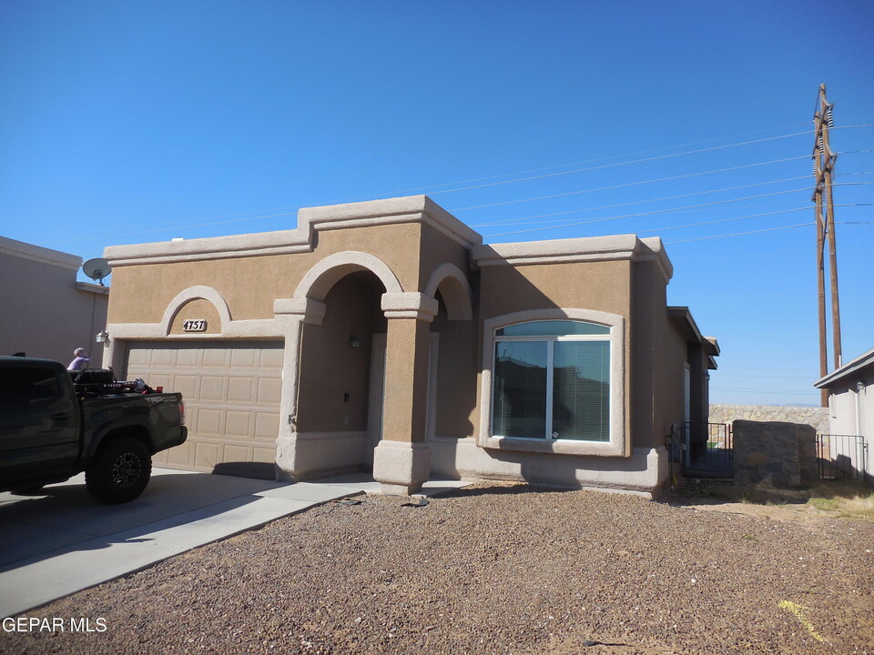 4757 Kiko A Fierro Dr in El Paso, TX - Building Photo