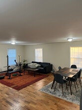 136 Cooper St in Manchester, CT - Foto de edificio - Building Photo