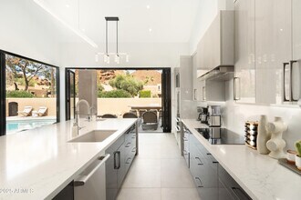 4440 E Camelback Rd in Phoenix, AZ - Building Photo - Building Photo