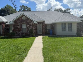 102 Brandi Ln in Hammond, LA - Building Photo - Building Photo