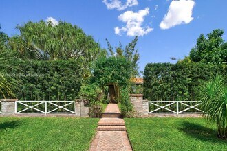 575 Hibiscus Ln in Miami, FL - Building Photo - Building Photo