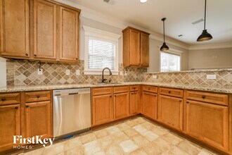 51 Maple Hill Dr in Newnan, GA - Foto de edificio - Building Photo