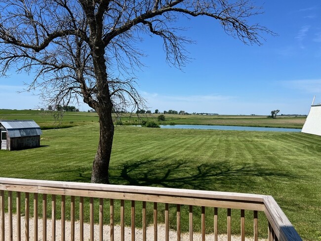 3085 Overland Ave in Rowley, IA - Foto de edificio - Building Photo