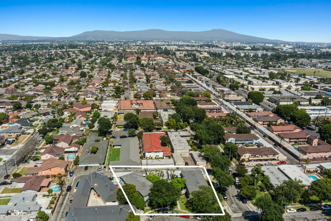 920-926 S. Roberts in Anaheim, CA - Building Photo