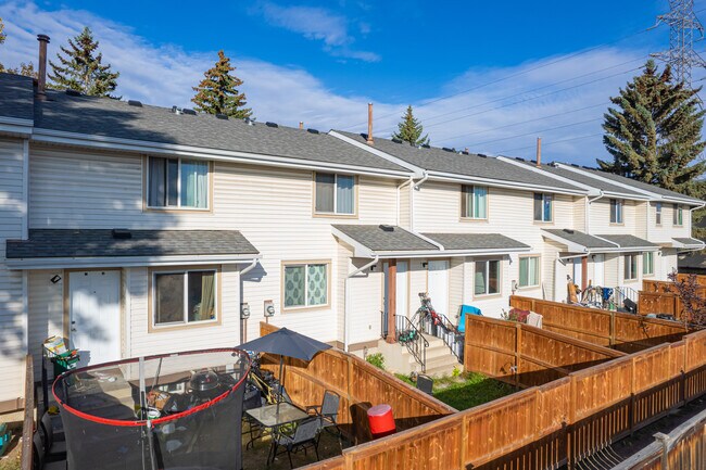 36-58 Stradwick Rise SW in Calgary, AB - Building Photo - Building Photo