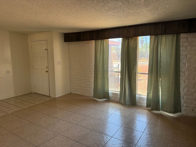 4541 E San Francisco Blvd in Tucson, AZ - Foto de edificio - Building Photo