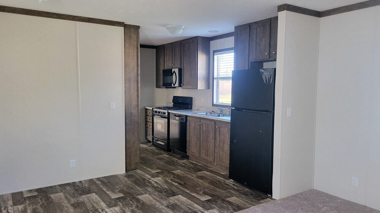 240 New Mexico in Belleville, MI - Building Photo