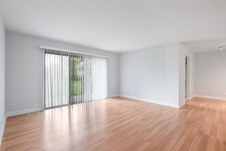 697 Oakmont Ln in Wheeling, IL - Building Photo - Building Photo