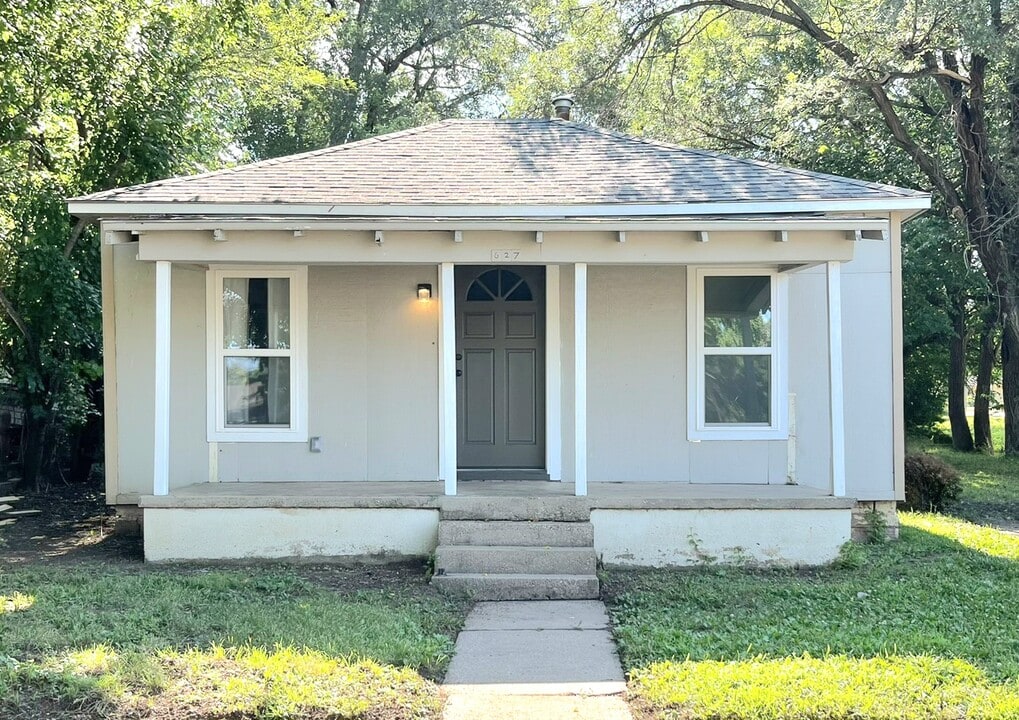 627 N Atchison St in El Dorado, KS - Building Photo