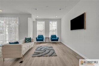 204 Honeysuckle Ln in Warren, NJ - Building Photo - Building Photo