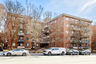 4830 Queen-Mary Ch Apartments