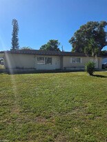 1512 Huntdale St E in Lehigh Acres, FL - Building Photo