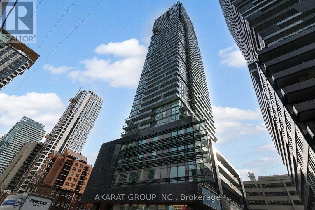 39-2439 Roehampton Ave in Toronto, ON - Building Photo