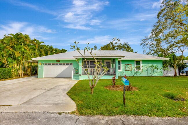 property at 2415 Laurel Ln