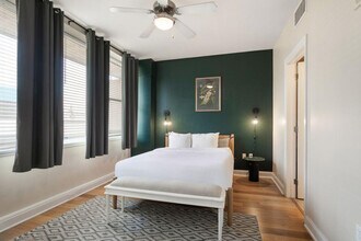 925 Common St in New Orleans, LA - Foto de edificio - Building Photo