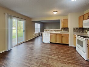 748 Wheatgrass Dr in Greenwood, IN - Foto de edificio - Building Photo
