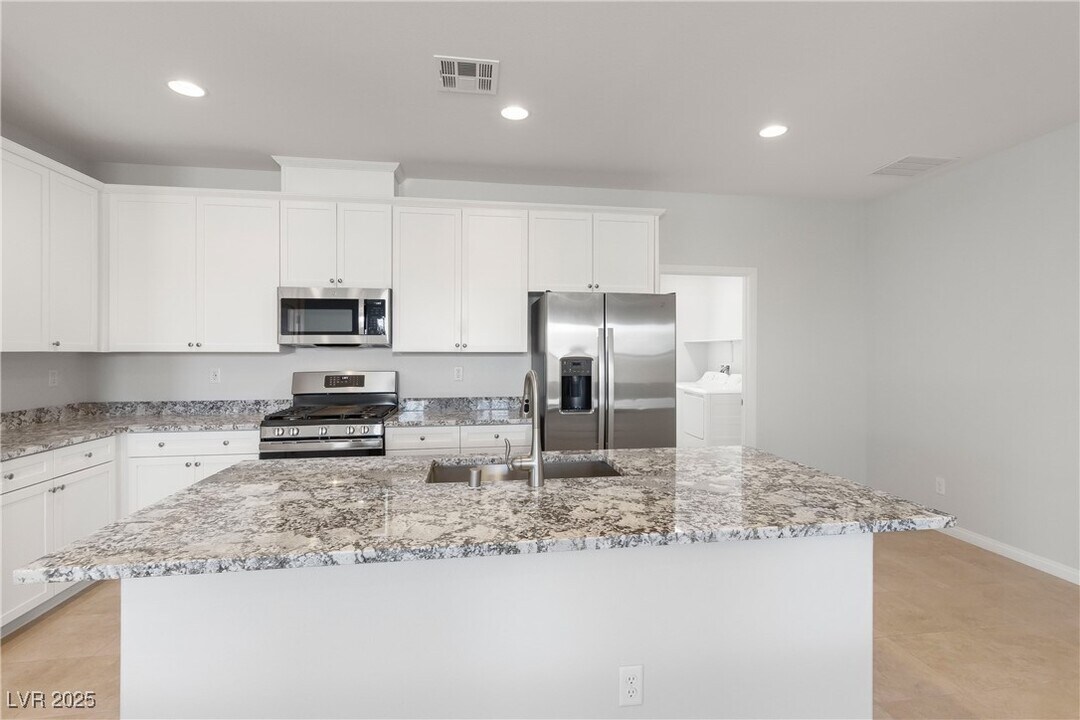 5704 Steinbeck Vly St in Las Vegas, NV - Building Photo