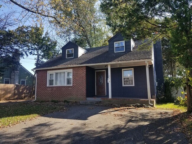 104 Weeks Rd, Unit 2nd fl in North Babylon, NY - Foto de edificio - Building Photo
