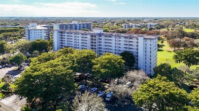 605 Oaks Dr in Pompano Beach, FL - Building Photo - Building Photo