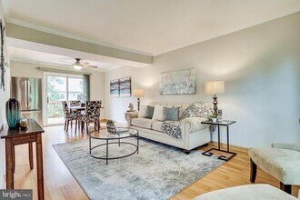 13491 Old Dairy Ct in Herndon, VA - Building Photo - Building Photo