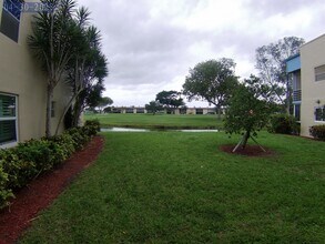 207 Burgundy Ave in Delray Beach, FL - Foto de edificio - Building Photo