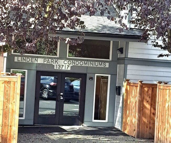 13717 Linden Ave N, Unit 215 in Seattle, WA - Building Photo - Building Photo