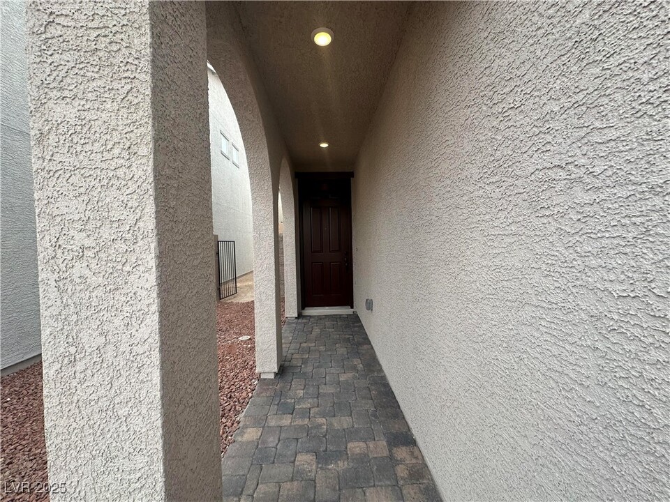 9097 Vesey Ave in Las Vegas, NV - Building Photo